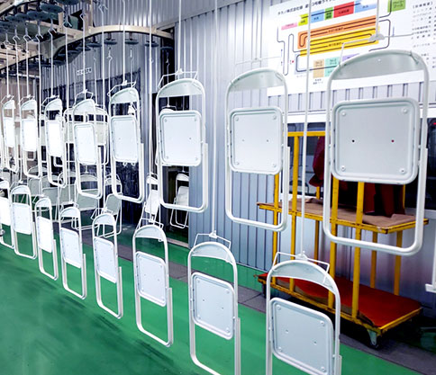 最新設備で高度な加工を行う工場内の風景