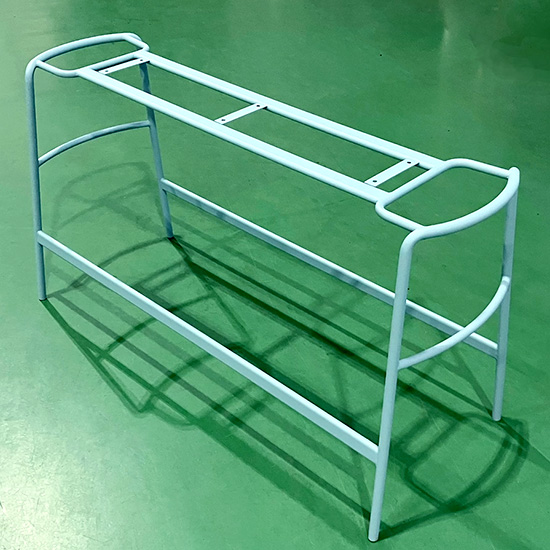 ハイベンチの脚部品の粉体塗装