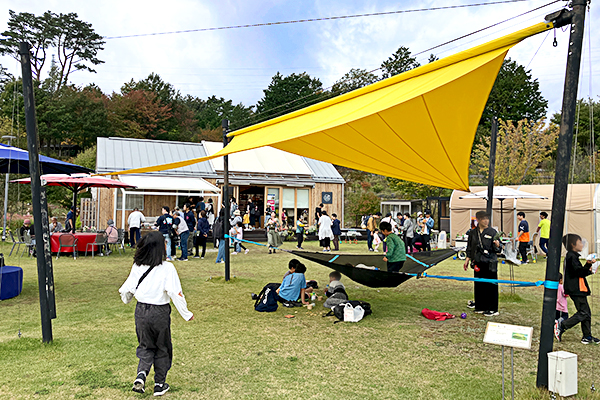 高嶺ルビーのソバ畑が併設されているオーニング展示場