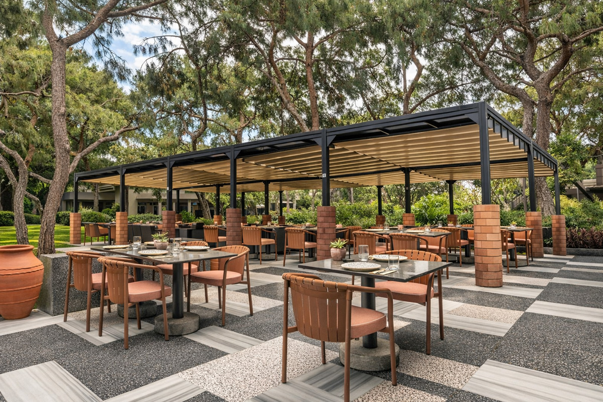 湖畔のリゾート施設に彩りを添える大型パラソルとシェード