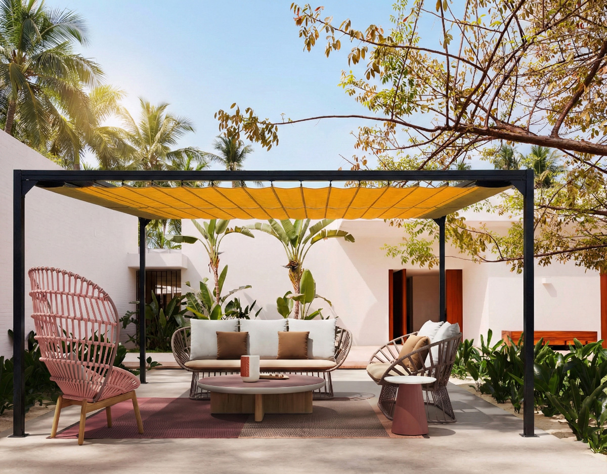 南国リゾートを彷彿とさせる鮮やかなデザインの屋外用日除け