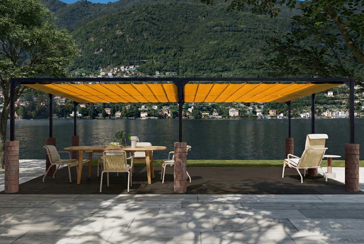 夜間のガーデンダイニングを照らす照明とダイニングテーブルセット