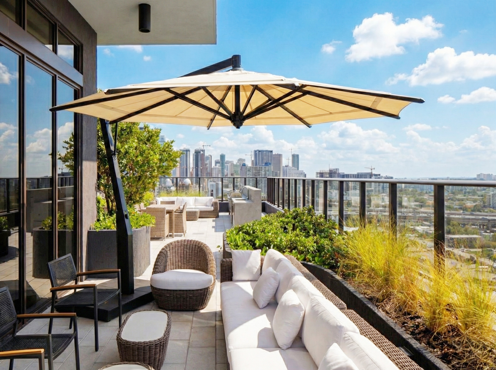 森の中のテラス席に馴染む木目調のアウトドアファニチャー