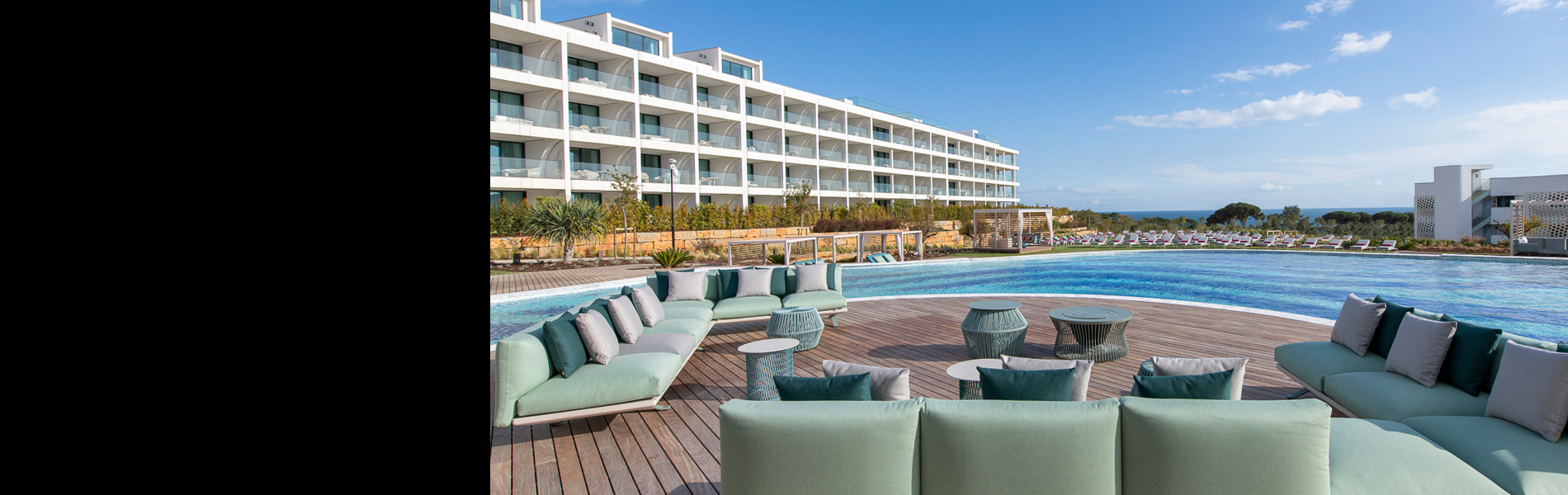 高テルプールサイドに設置された高級アウトドアソファと大型パラソル