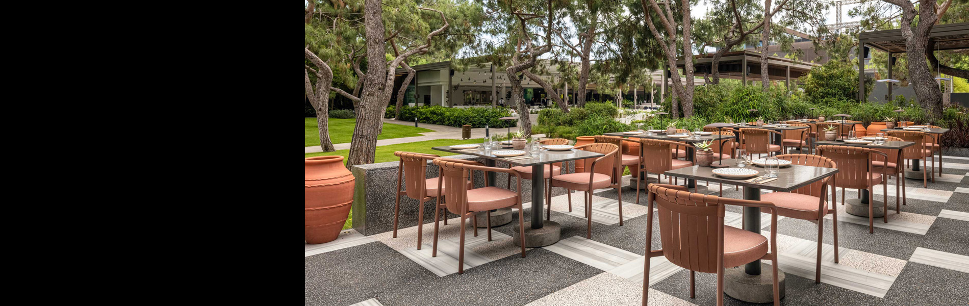 都市ビルの屋上テラスラウンジとモダンな屋外用ファニチャー