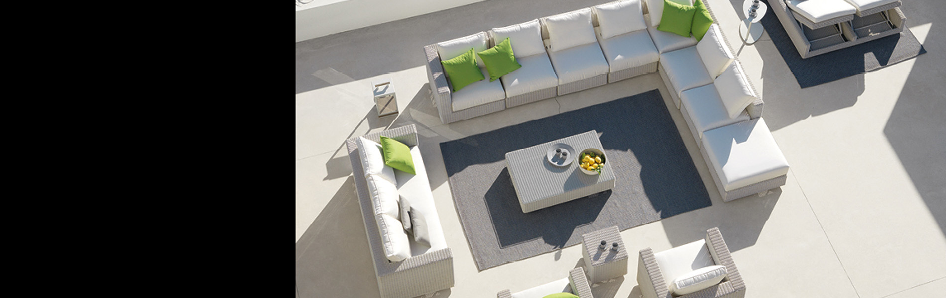 海辺のカフェテラスに設置された耐候性の高い屋外ソファ