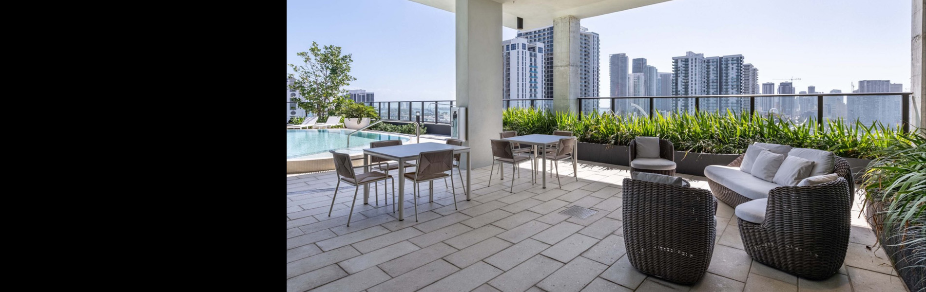 都会のオアシスを演出するホテルの庭園用エクステリア家具