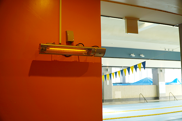 赤外線電気ヒーター　フェアリー　スポーツクラブのプールでの活用例