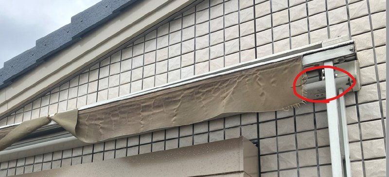木かげの写真。本体フレームの端を赤い丸で囲んでいる
