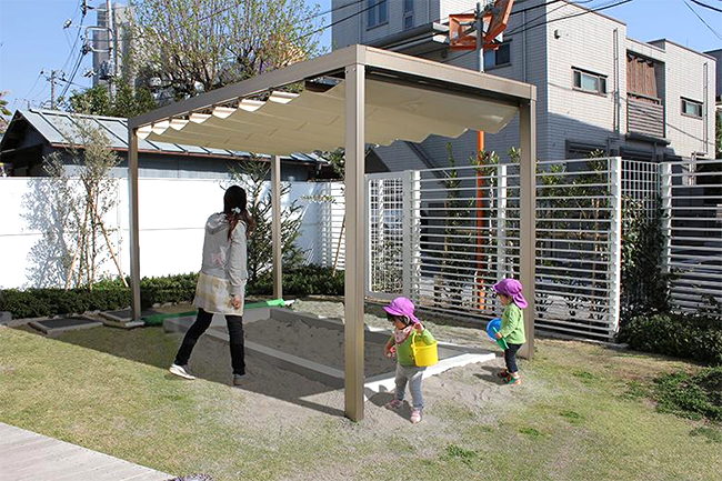 幼幼稚園・保育園・こども園施工例2：東京都 保育園の砂場に設置されたオーニング