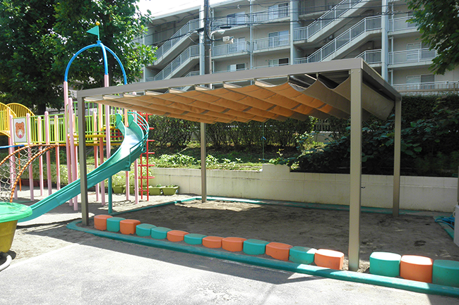 幼稚園・保育園・こども園施工例3：東京都板橋区 幼稚園の砂場に設置されたオーニング