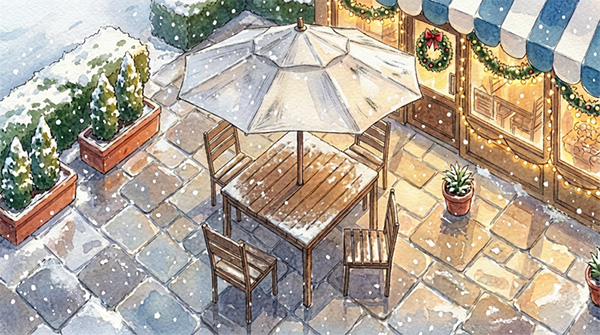 シーズンオフのカフェテラスのパラソル