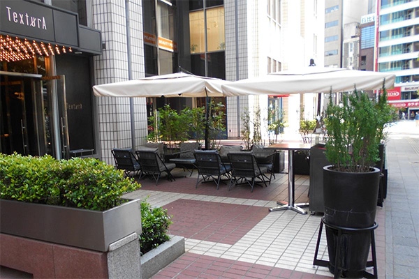 テラスでのパラソル活用イメージ