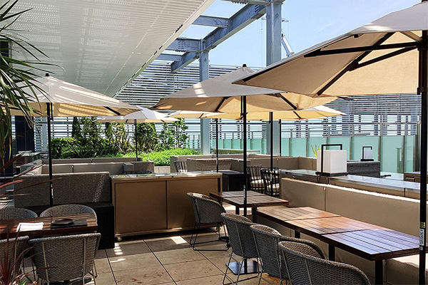 レストラン　テラス席：パラソル施工例「THE PENTHOUSE with weekend terrace」