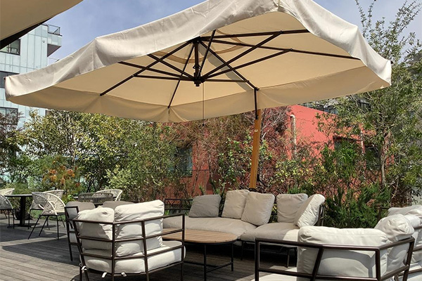 カフェテラス：大型パラソルカプリ・レーニョ施工例